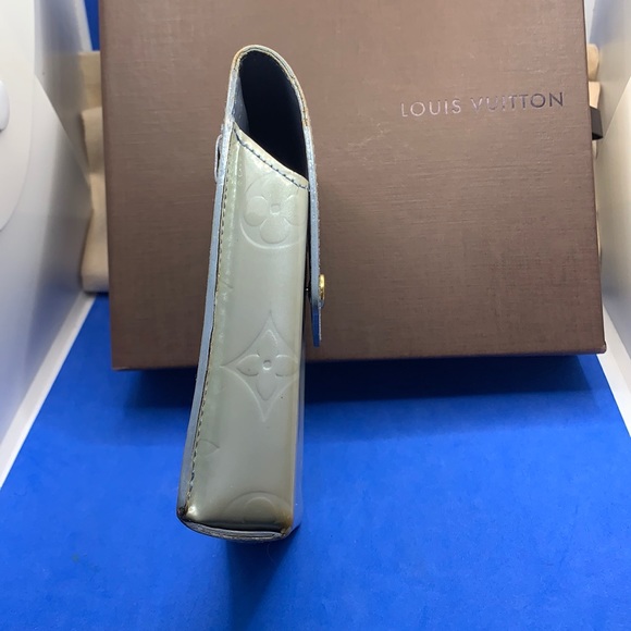 LOUIS VUITTON
Monogram Vernis “Greene” Lavender Cell Phone Holder - Picture 4 of 11